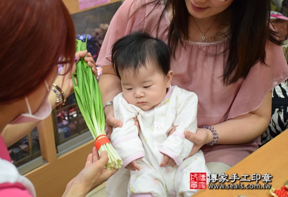 蕭寶寶(新北永和區嬰兒寶寶滿月剃頭理髮、免費嬰兒剃胎毛儀式吉祥話)。中國風會場，爸媽寶貝免費穿「日中韓」古裝禮服。專業拍照、DVD光碟、證書。★購買「臍帶章、肚臍章、胎毛筆刷印章」贈送：剃頭、收涎、抓周，三選一。 2015.09.26 照片12